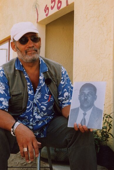 Israel Kaunatijke mit einem Foto seines Vaters