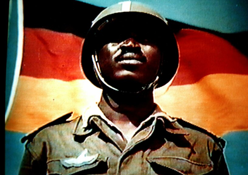 Devant le drapeau – Image du film "Libérez l'Afrique!"